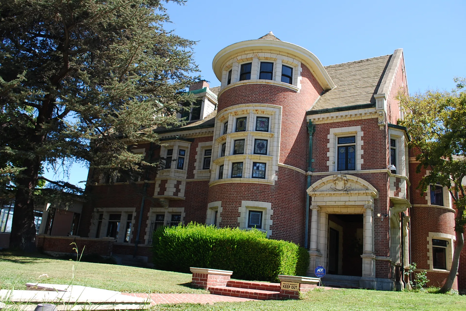 Rosenheim Mansion aka the American Horror Story House | Photo: Dearly Departed Tours